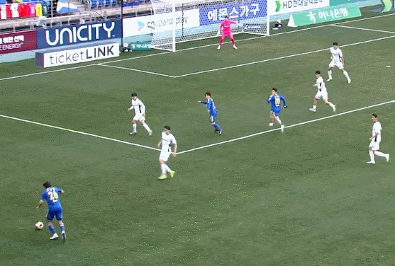 官方：完成梅开二度的浙江FC旧将亚戈入选K联赛首轮最佳阵容。浙江FC