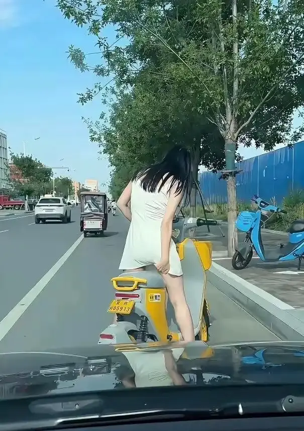 穿裙子就是方便，骑车不怕