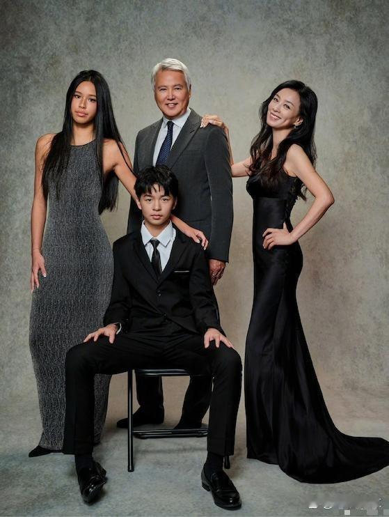 张庭的全家照片，孩子们都长大了。[赞]