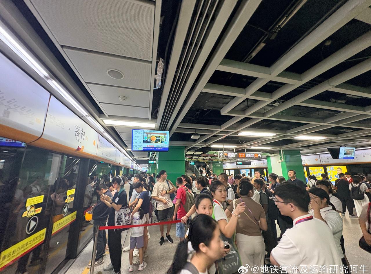 网友：2025年10月18日周六，广州天晴叠加广交会。图一图二为18:20左右