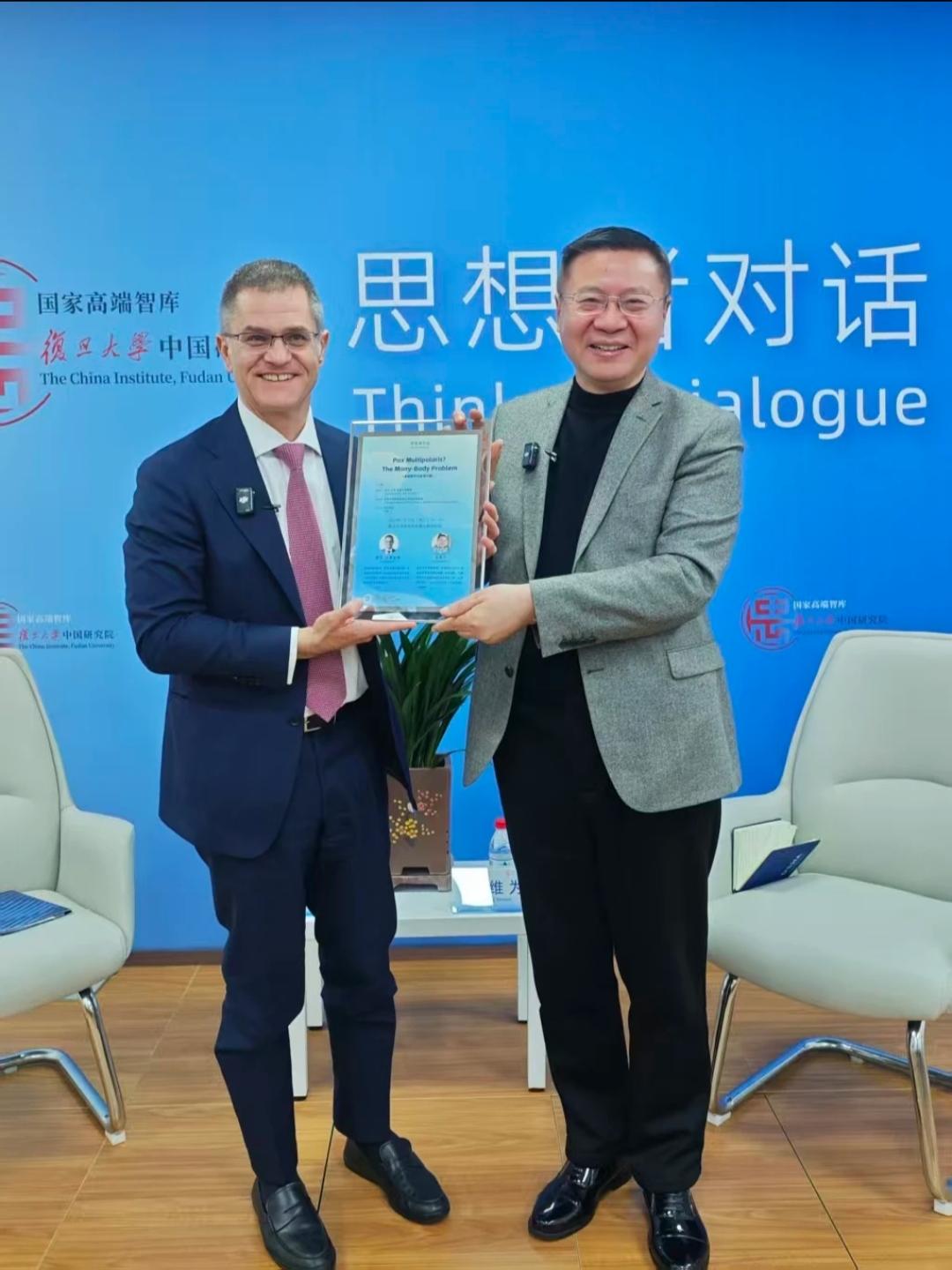 张维为教授以薄礼相赠。3月17日，国外的教授受邀前往复旦研究院，双方联合办一讲座