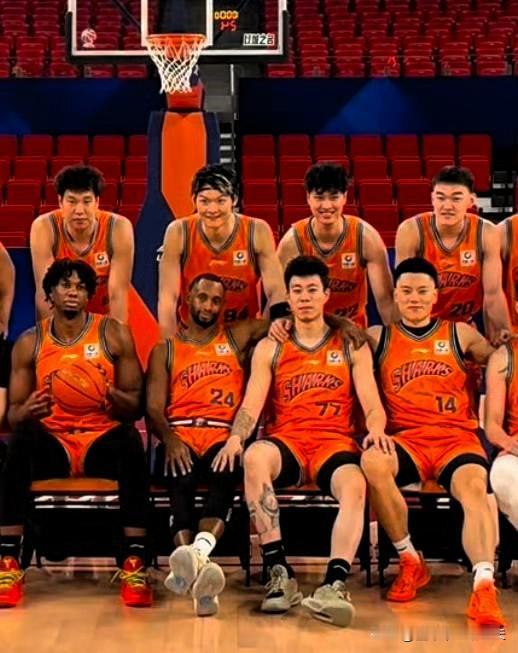 张镇麟和福格居上海大合影C位，彰显地位，外援和大王靠边站。俩人私下继续给辽宁球迷