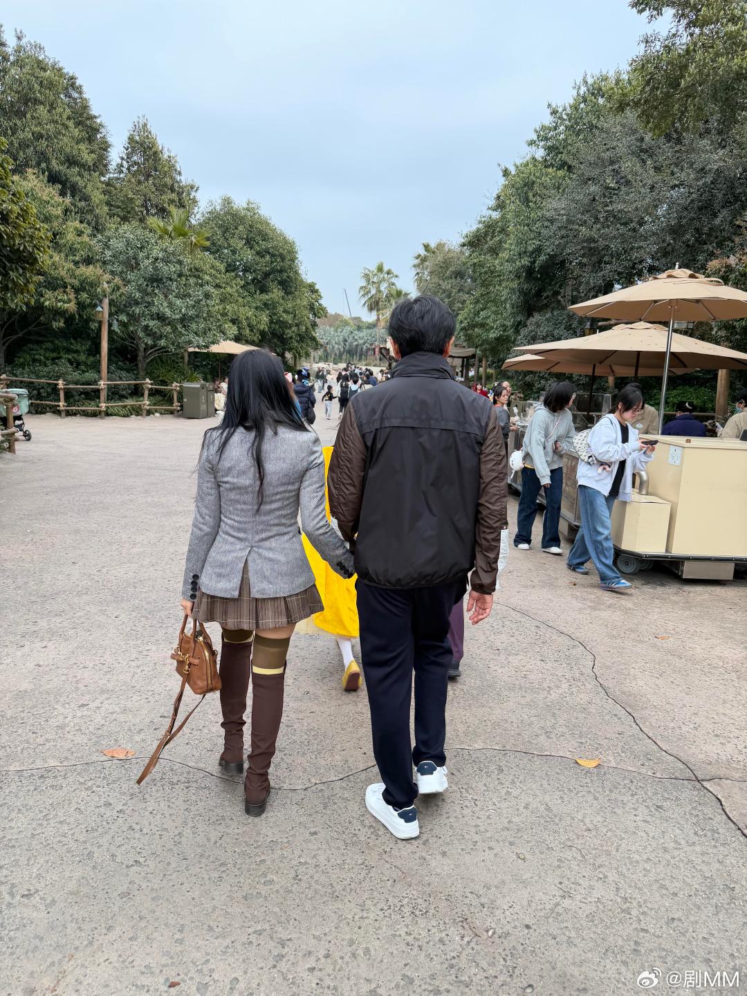 秦昊伊能静带米粒逛迪士尼迪士尼偶遇秦昊伊能静一家三口秦昊伊能静带米粒逛迪士尼，夫