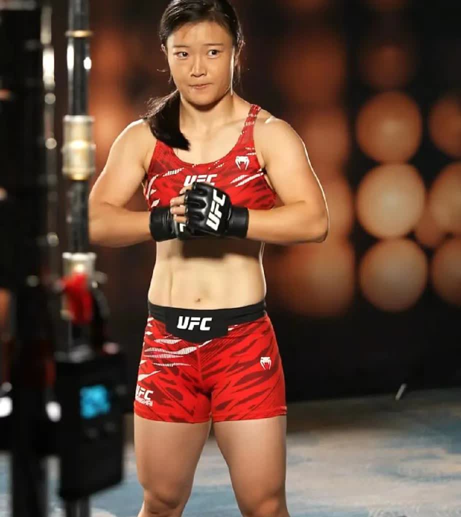 55kg不脱水，直接打UFC！别人赛前饿到哭，她下班还能吃碗面。