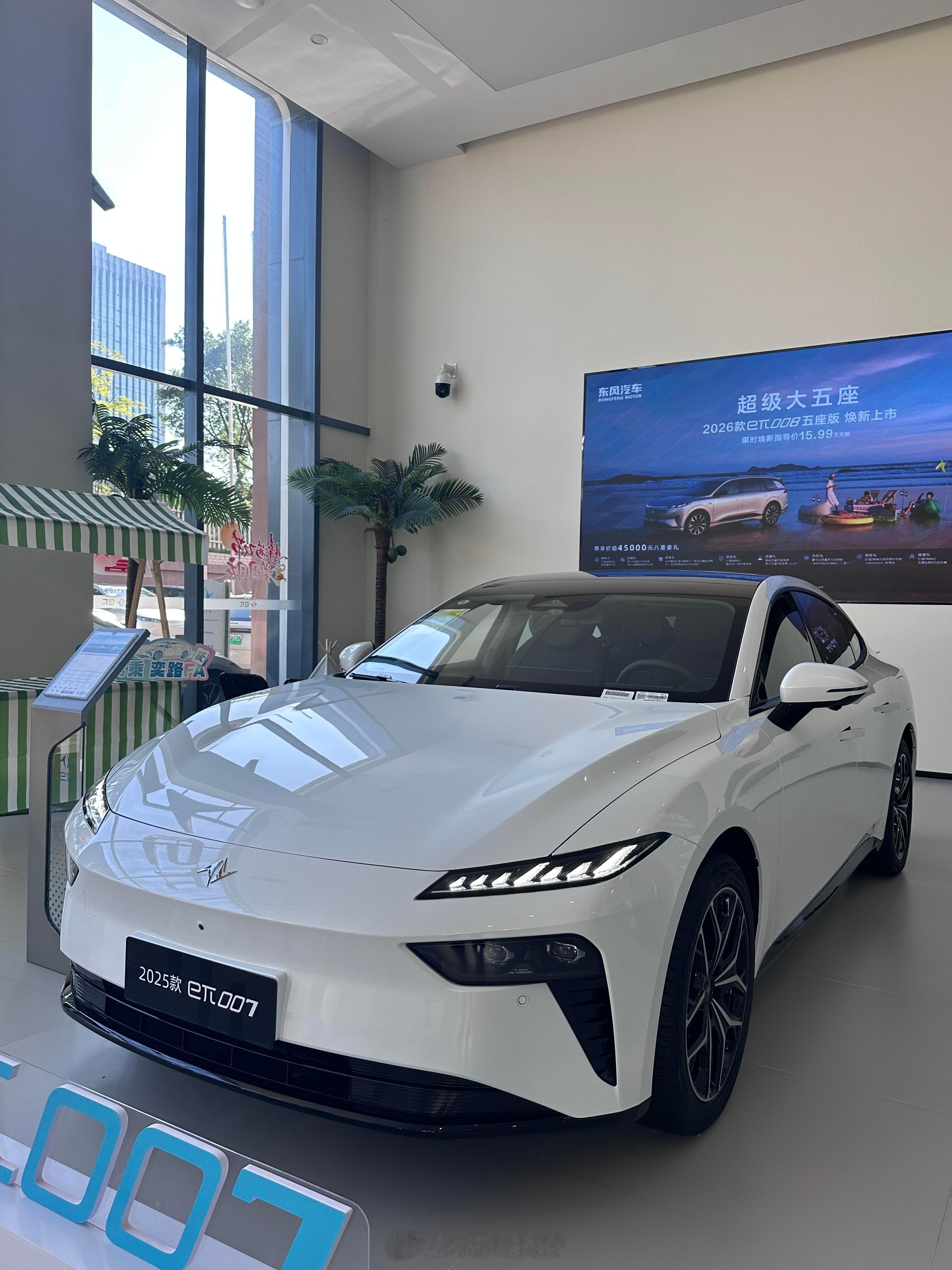 溜背造型真心帅，电动尾翼一开更拉风。续航能到600多公里，周末郊游说走就走。翻转