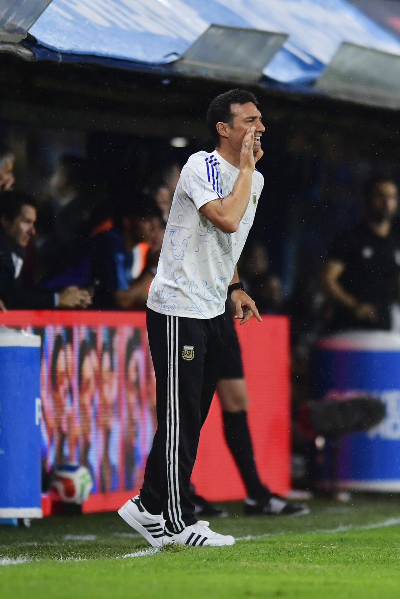 🎙️斯卡洛尼对蓝白军团的表现并不满意：“显而易见，我们本可以踢得更好，我们