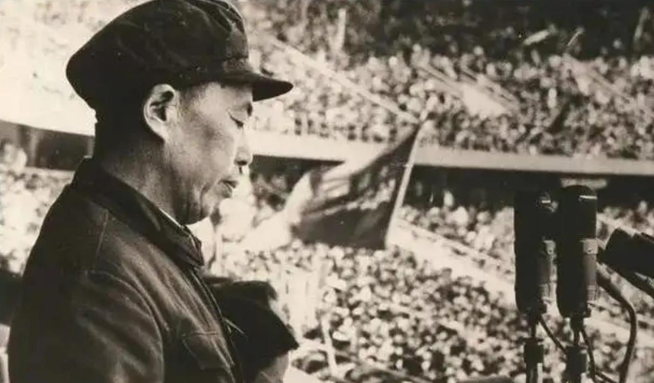 1967年，jingxi宾馆的警卫人员正在巡查，突然发现：“从楼上窗户，一些人
