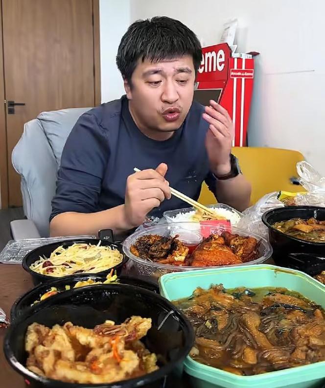 张雪峰的事给所有人都上了生动的一课那就是不管工作再忙再累，都一定要注意自己的