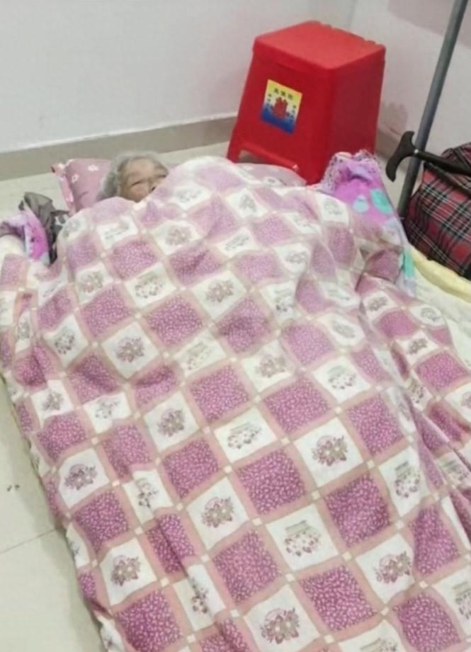真心寒！江苏南通，一位94岁老奶奶，育有三子二女，竟被发现蜷在楼道地铺过夜！说好