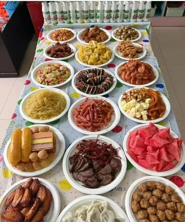 暑假我儿子邀请十几个同学来家里玩，我孩子读高中时，我家住得近，一饭盒一饭盒的给宿
