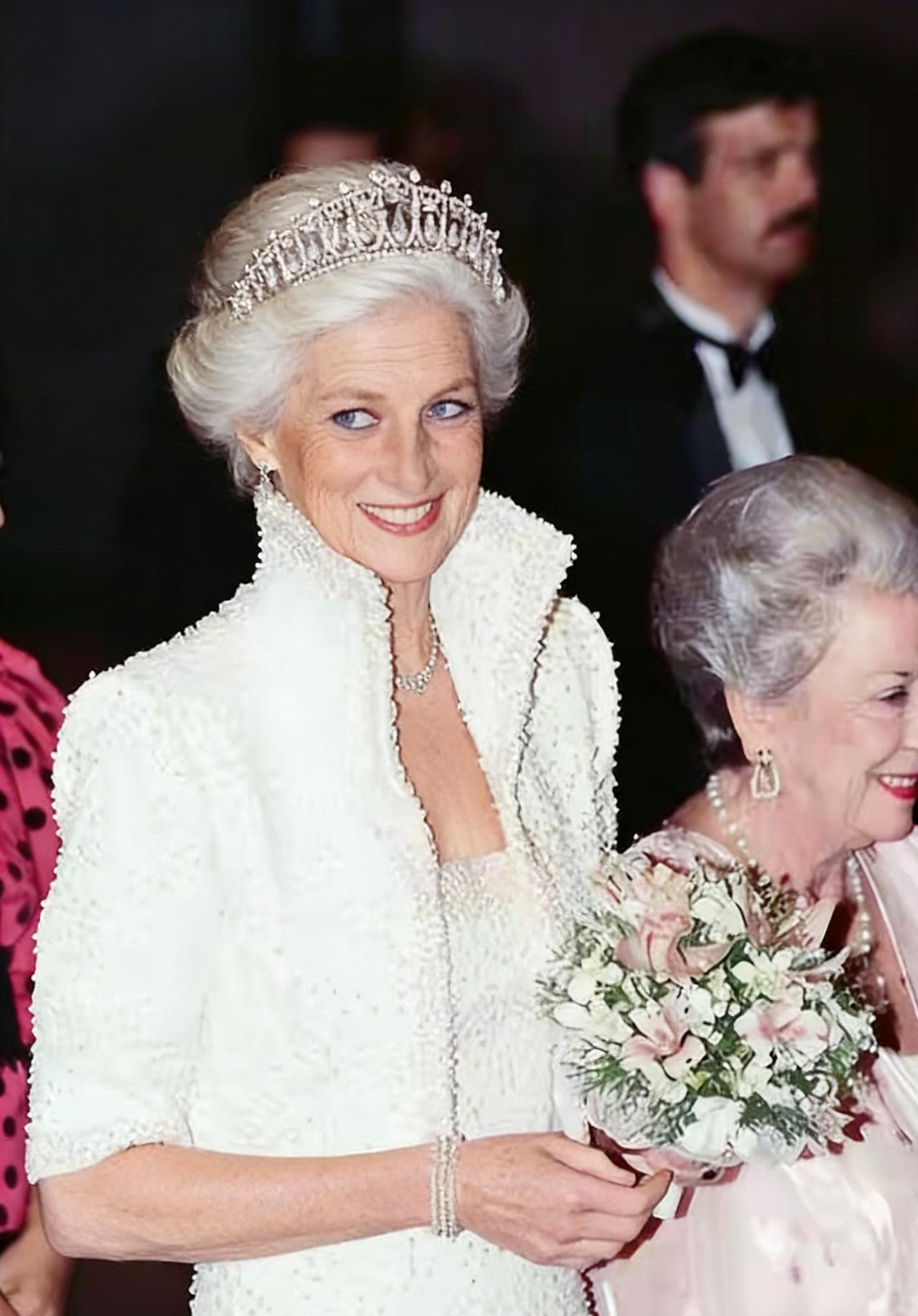 我合成了三张黛安娜王妃60岁的样子，不管多大还是那个时尚优雅的王妃。岁月在她脸上