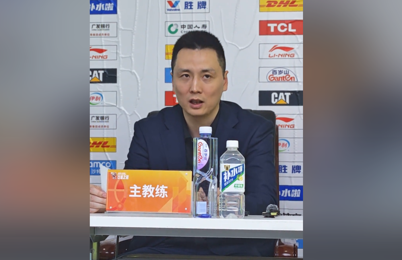 卢伟措手不及！据知名篮球媒体人赵探长透露，上海男篮就差一点就签下胡金秋了，上海男篮管理层和浙江广厦管