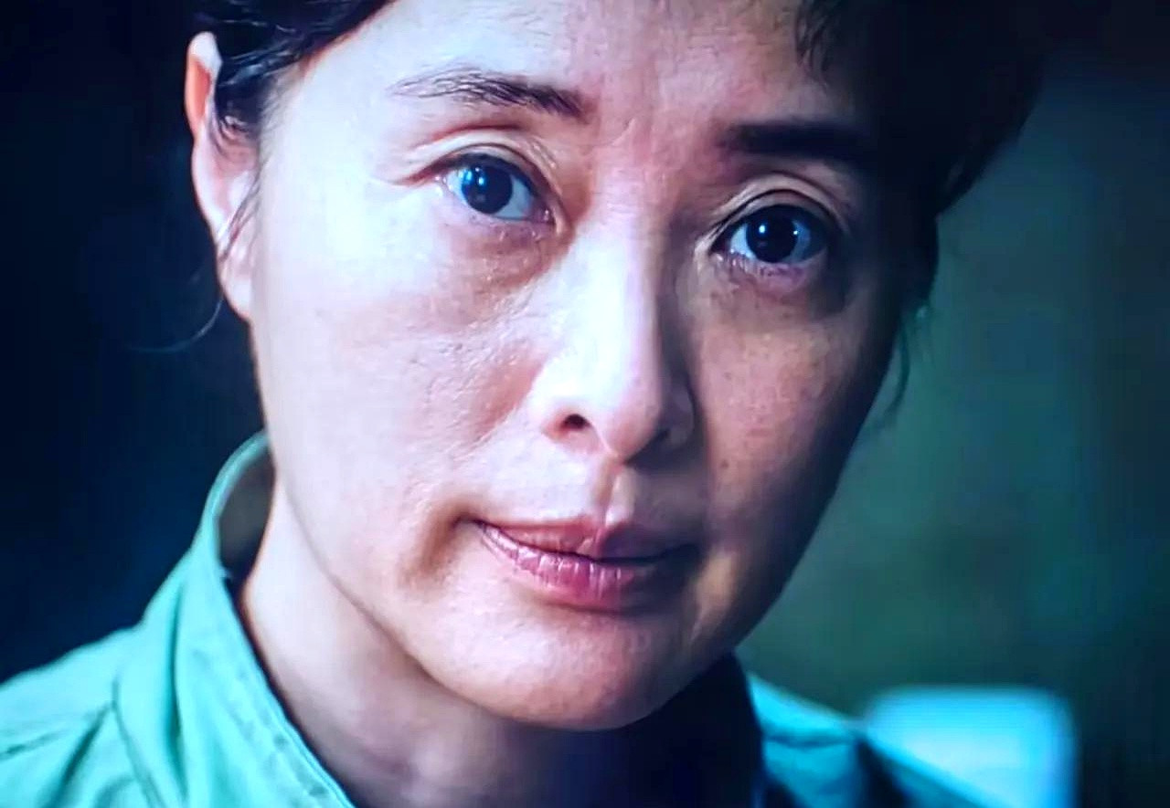 谍战剧《交锋》刚开播，吴越演的蒋在珍就被特务一杯毒酒送走，直接把观众看懵了，以为她就是个来走过场的客