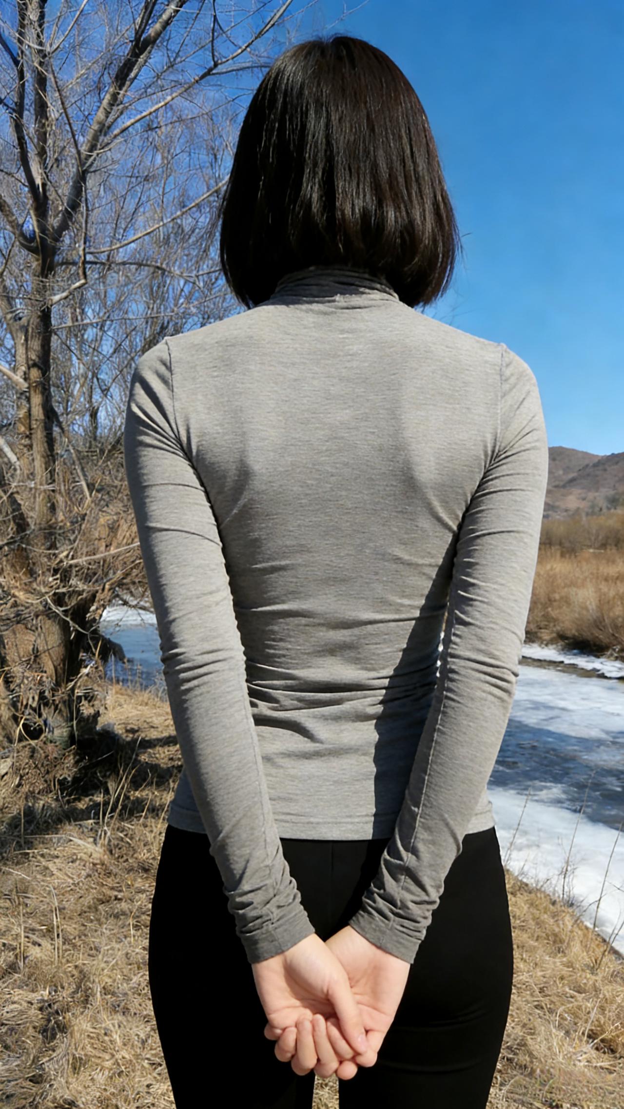 冰澌初泮，林杪晴光满。浅立寒滩衣袂软，鬓影如云缭乱。～回身惊起沙鸥，东风暗