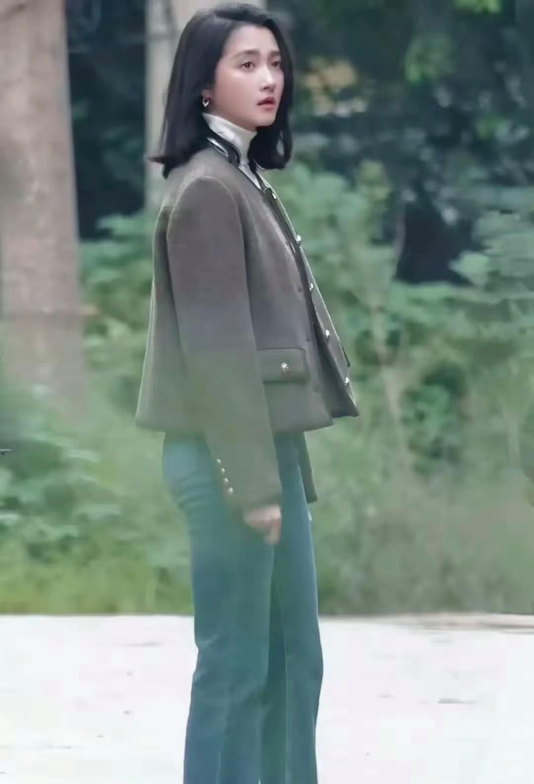 关晓彤这身造型又引发争议了，明明身材条件那么好，可衣服一上身总让人觉得差点意思。