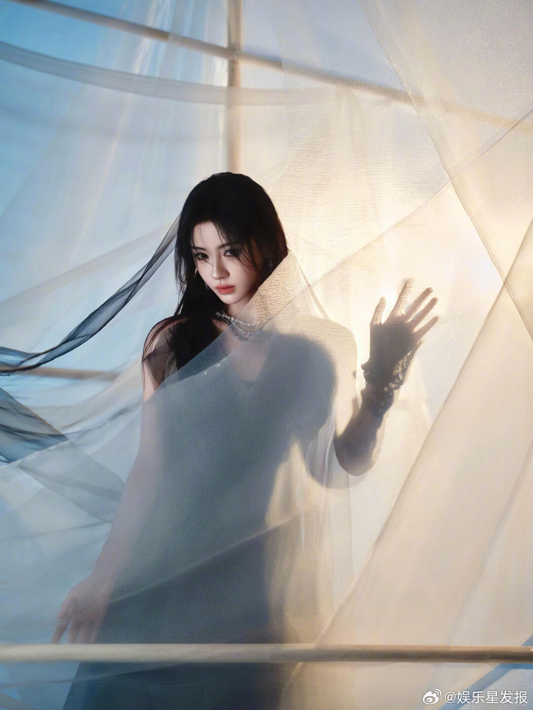 鞠婧祎想收信被保安拦住一步三回头关注粉丝，重视每一份心意，长相精致又真诚，这样