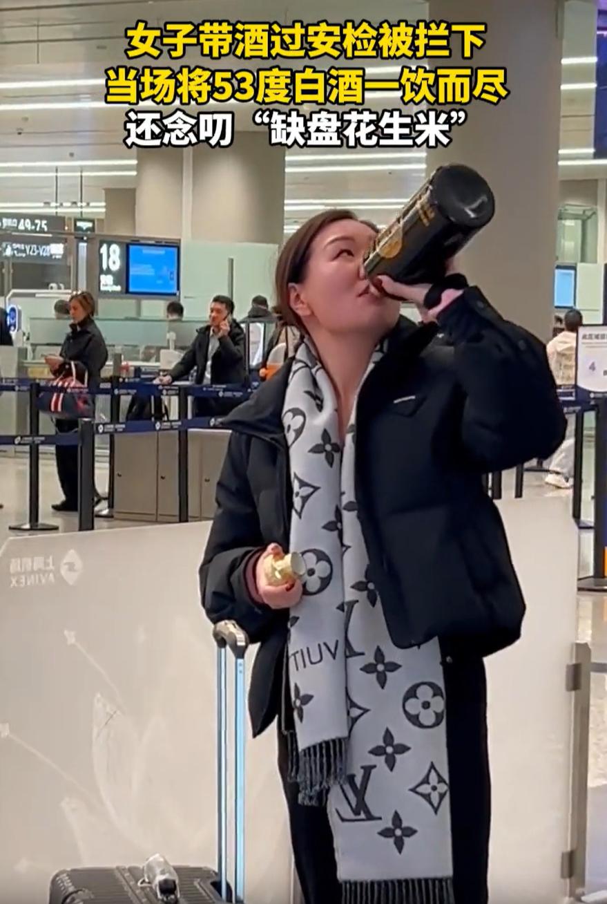 “是个狠人！”女子去机场坐飞机，可过安检时却被工作人员叫住，原来在她的行李中，有