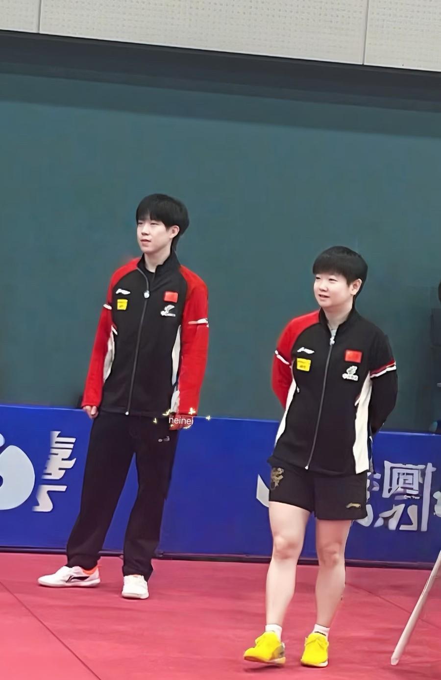 6月17日参加乒乓球赛事开幕式的莎头看看我们莎莎这松弛感，莎局就是莎局啊