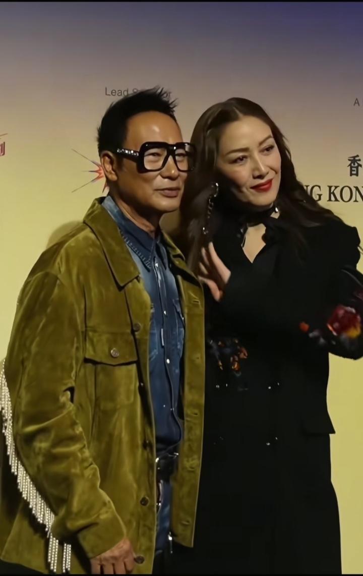 任达华携妻子亮相活动！港星越老越有气质[赞][赞][赞]好恩爱夫妻俩[赞][