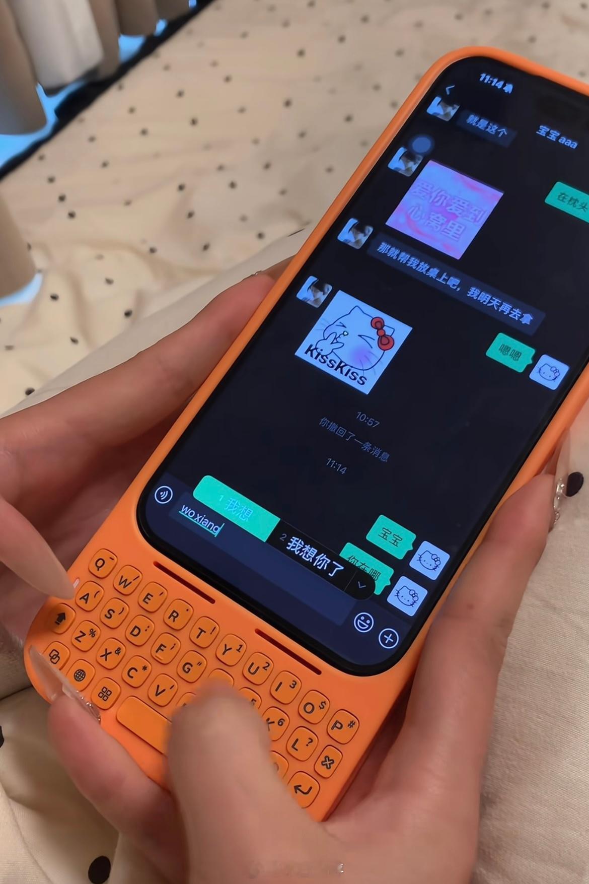 爱用26键的人有福了热搜这个带键盘的手机壳这不是梦回早些年带全键盘的黑莓手机了吗