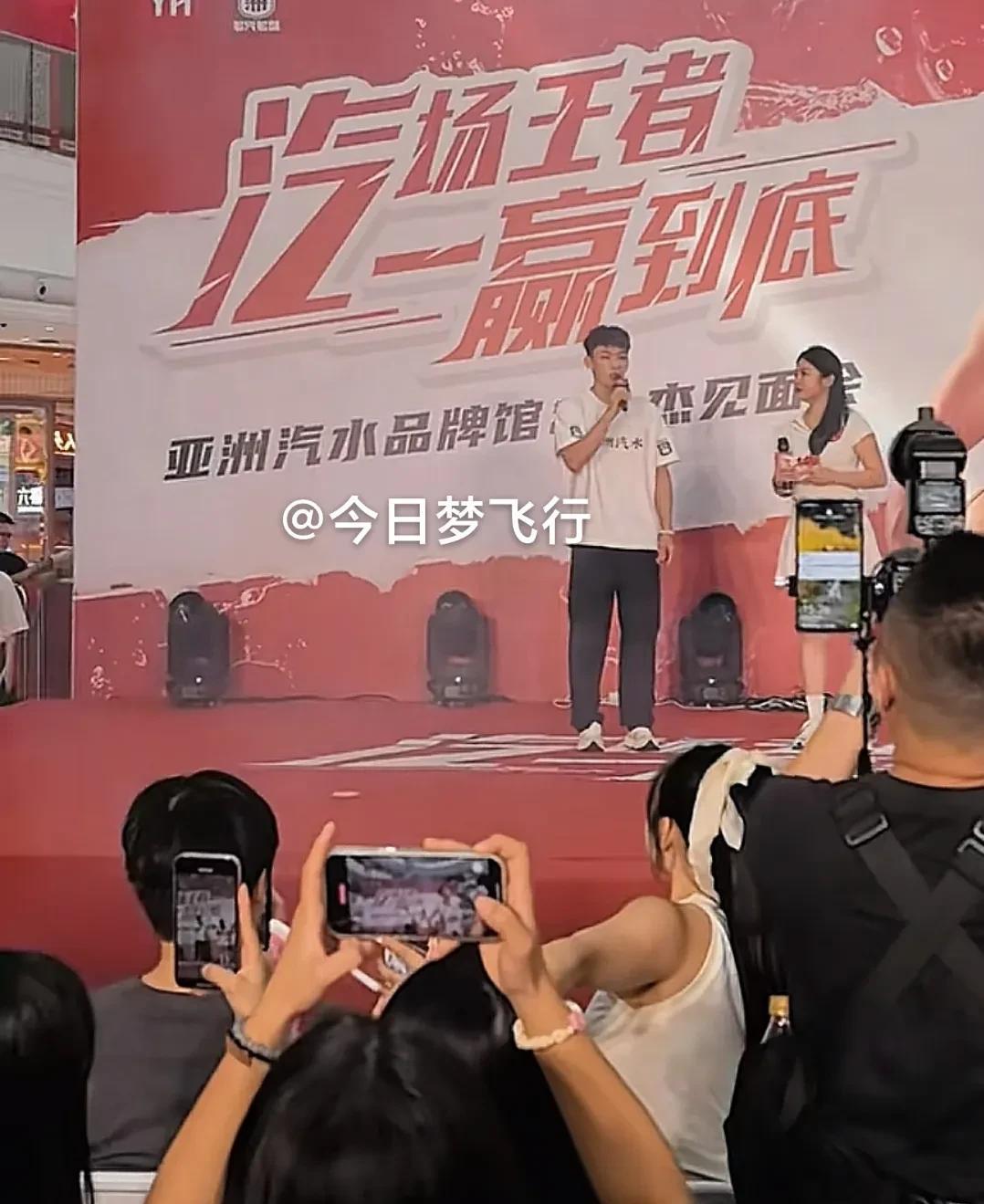 广东队徐杰、胡明轩今天出席公开活动！今天，广东队2&3兄弟双双出席品牌商代言人