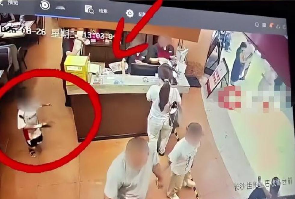 4岁男孩就知道摸女的臀部？这句话一点都不可信。这女的为什么非要赖一个4岁小孩摸