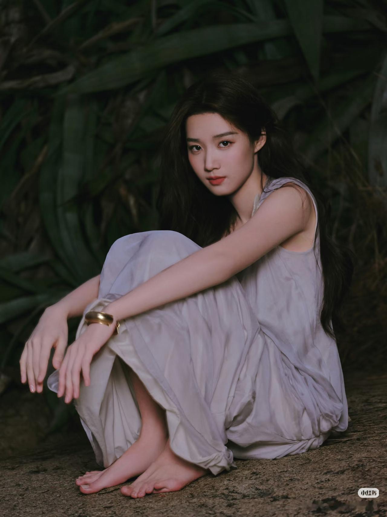 这手指，也太美了不穿鞋子，多少有点硌脚