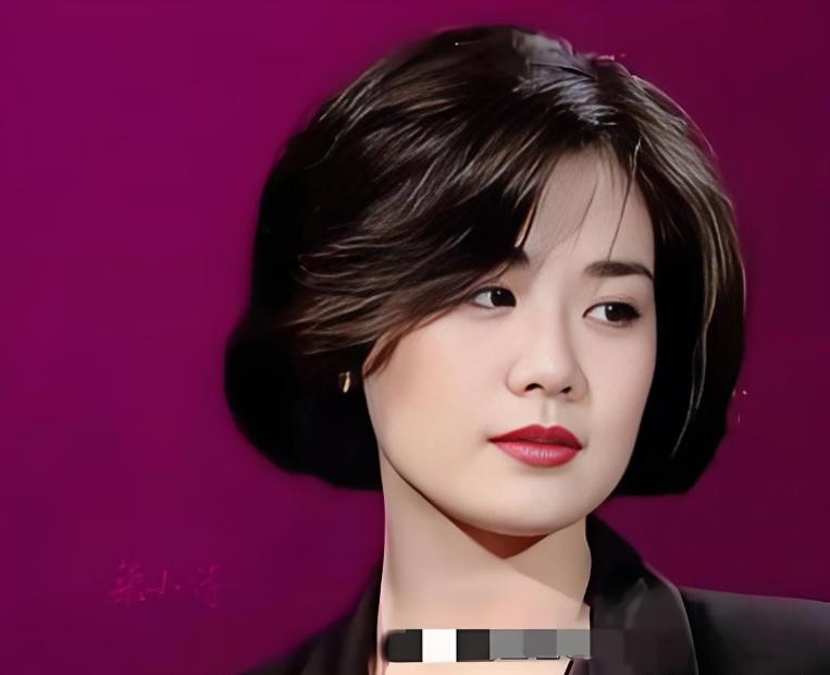 1981年，只有19岁的女演员丛珊指着朱时茂，对导演谢晋哭着说：“不是我不愿意抱