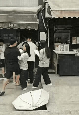 公共场合，男子轻声提醒：“你的雨伞碰到我了。”没有辱骂，没有挑衅，只是一句普通得