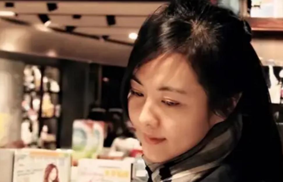 清华女博士孟小蓓嫁给了歌手李健，但她不上班，每天在家喝茶、浇花。2026年开春，