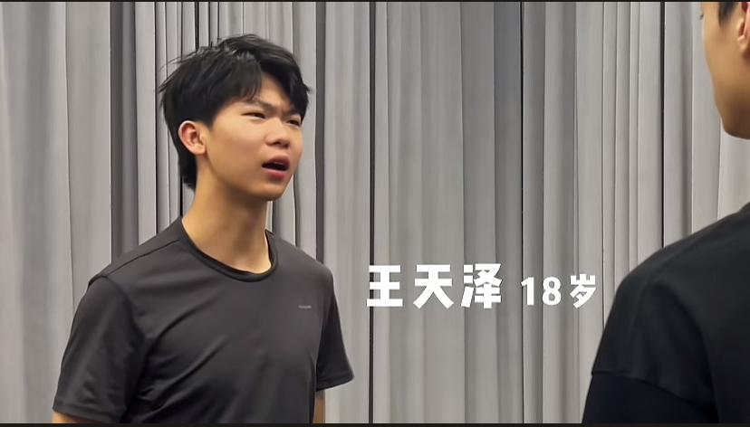 《我的前半生》里的倆小孩儿都长这么大了，时间过的可真快啊！小时候都挺可爱的，为
