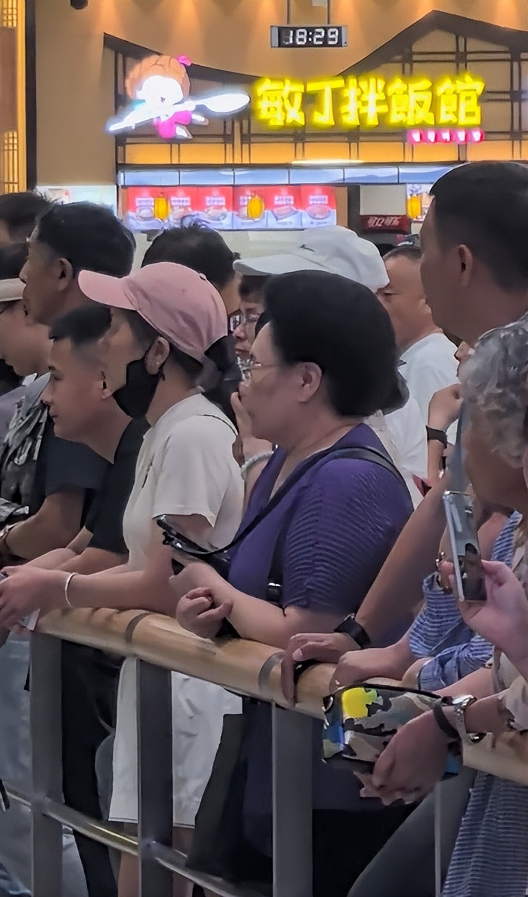 伊能静随秦昊回沈阳老家，婆婆过来接机，很注重儿媳感受。 当然，伊能静也是聪明