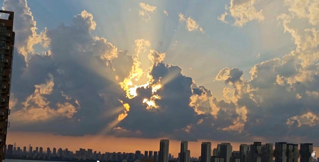落日熔金漫染天际，云霞翻涌尽揽温柔～