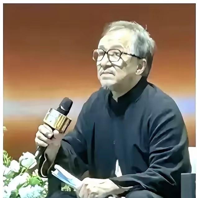 吴卓林轻轻一句话，捅破了二十六年的窗户纸。她说他最近常看她做的海报。没有抱怨