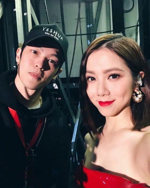邓紫棋Mark邓紫棋被曝和男友Mark在纽约低调完婚，结果大部份粉丝难以接纳，