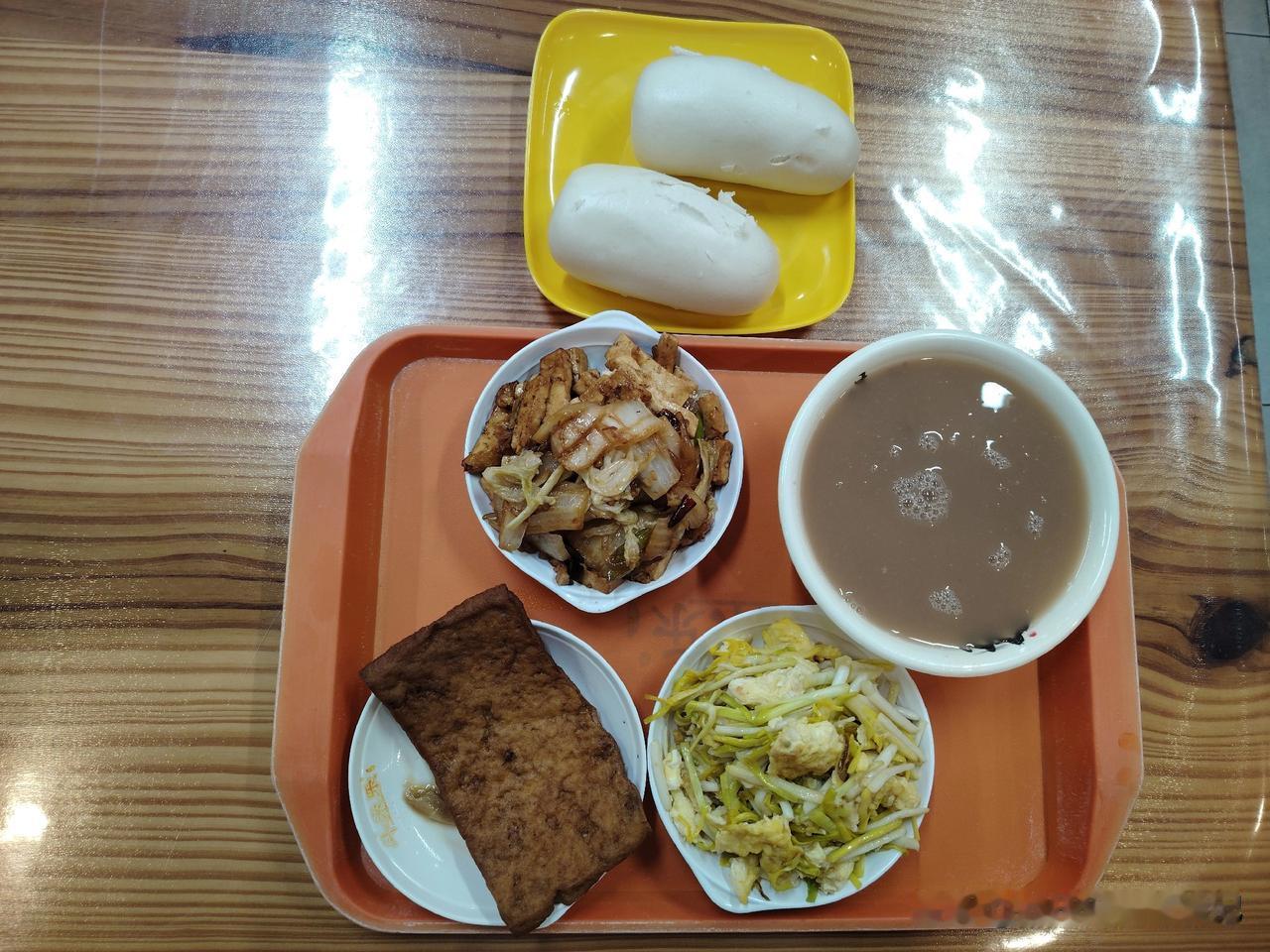 今晚这顿晚饭吃得挺满足。蒜黄炒蛋7块钱，金黄的鸡蛋裹着嫩绿的蒜黄，鲜香下饭，做法