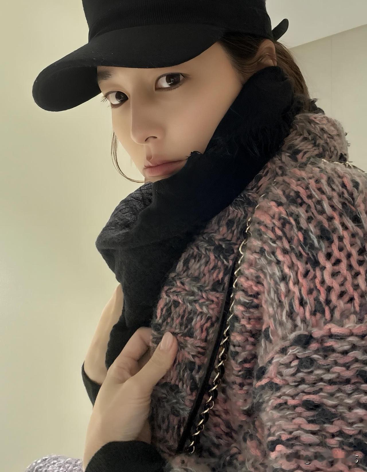 17日，演员李秉宪的妻子李敏贞在个人Instagram上传了多张照片。照片中，李