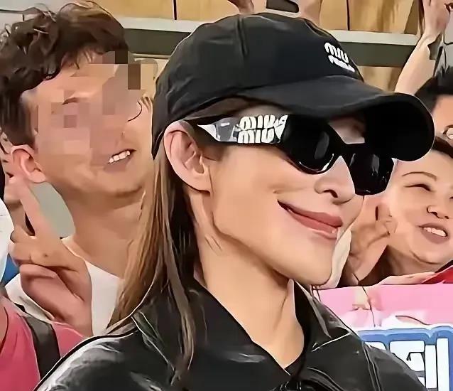 萧亚轩，这何尝不是整容天花板呢？不断突破人体极限。近日，再次露面的萧亚轩