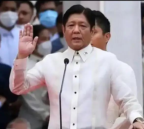 菲律宾总统小马科斯太不厚道了，或者说有点忘恩负义啦。刚刚拿到中国的化肥和柴油，缓