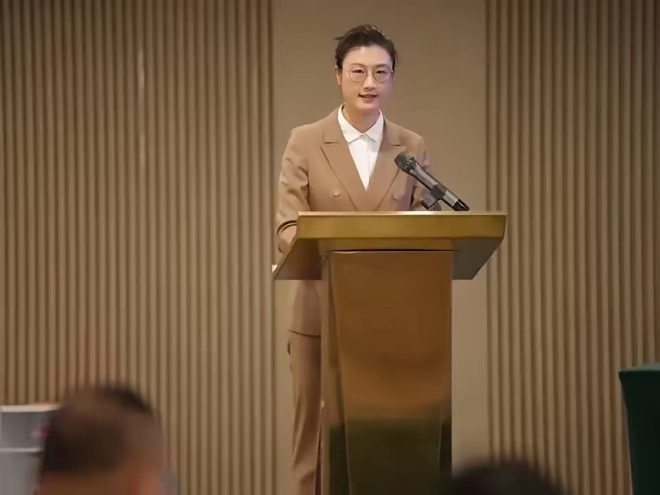 丁宁执掌北京乒协丁宁当选北京市乒协会长6月7日上午，北京市乒乓球运动协会换届大会