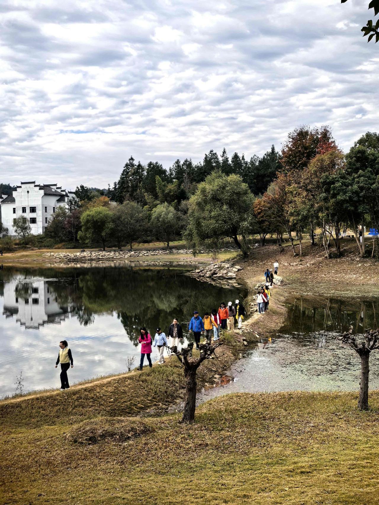 看到他们退休的人，有点羡慕，我们还有很长的路要走，还有很多的事要做，期待退休。
