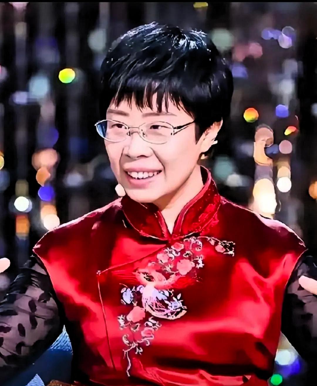 你敢信吗？前阵子还在诗词大会上温温柔柔讲唐诗宋词的蒙曼，就因为聊了几句清朝，直