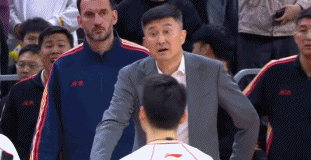 广东和浙江的球员在拥抱致意，只有杜峰还在抱怨裁判....比赛的几个关键点的判