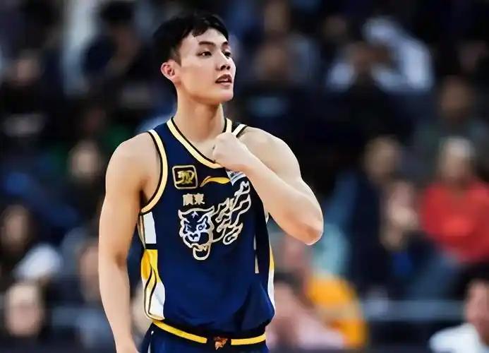 打四川徐杰上场34:19分钟，杜锋是想累死徐杰？一场早早锁定胜局的比赛，徐杰有必