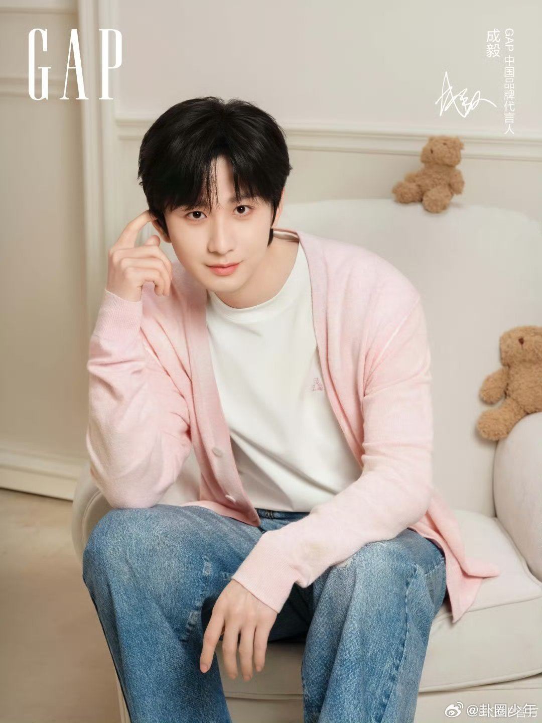 成毅GAP品牌大片成毅gap品牌大片，温润气质撞上休闲穿搭，慵懒又高级！！