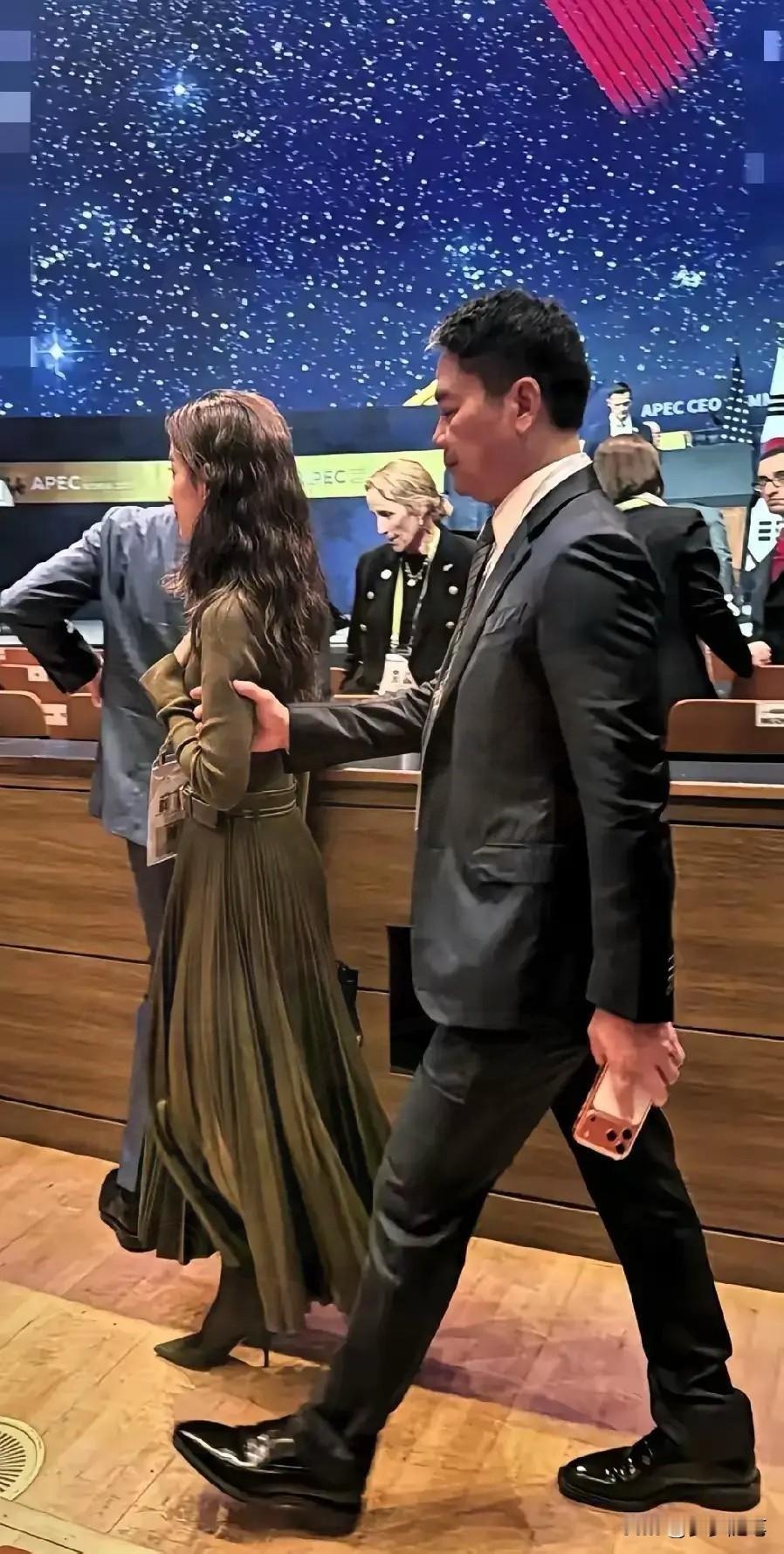 为什么章泽天敢在公共场合这么做?原来这些年,章泽天早就悄悄的,给了自己足够的