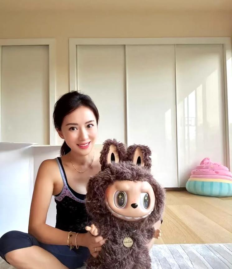 李念和可可爱爱的labubu的日常～不同造型的它们，像一个个小天使，把温柔和