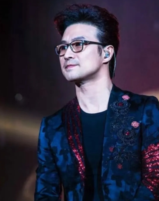 终于看明白了为什么54岁的汪峰女人缘这么好不是因为他长得帅，也不是因为他背景