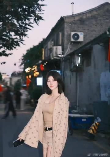 吴艳妮吊带写真，这姐身材真有料