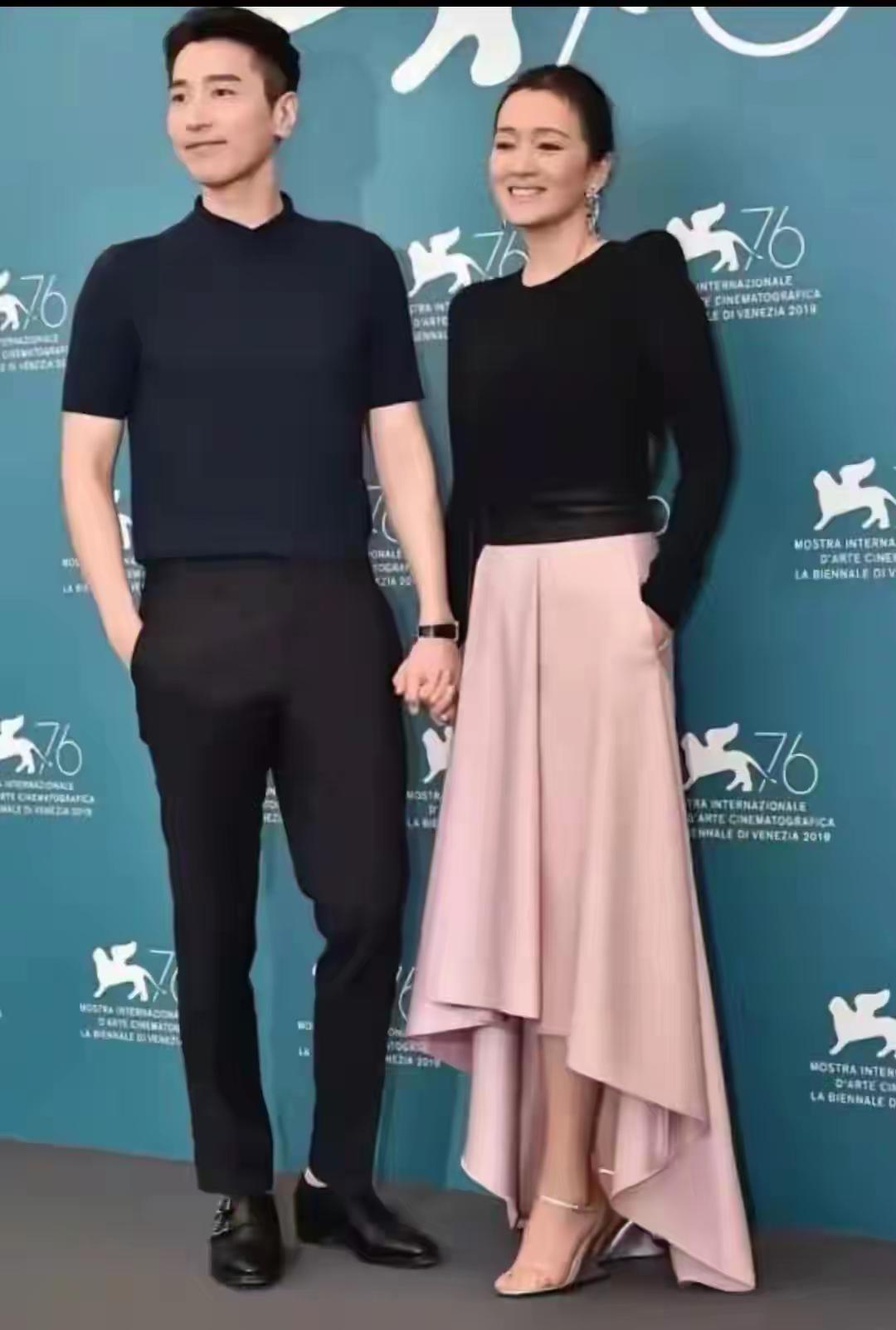 万万没想到，相差19岁的两个人，居然如此般配和谐，巩俐1965年生人，赵又廷19